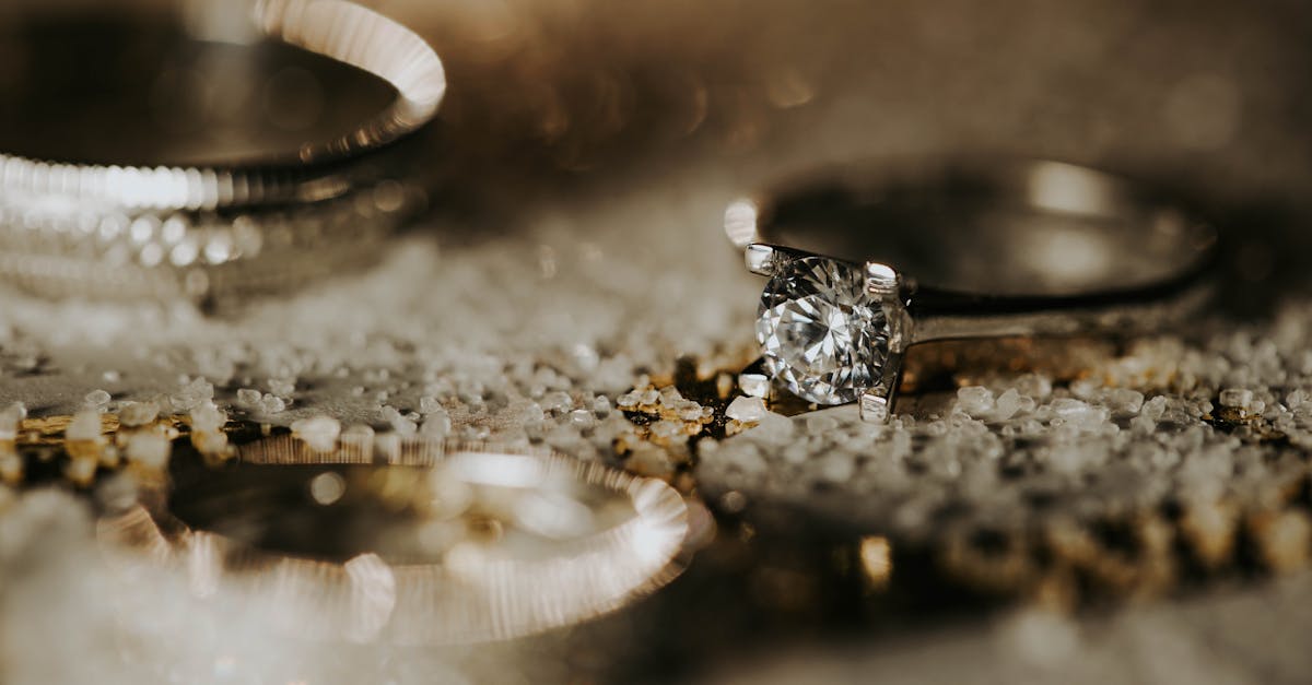 Halo Diamond Rings vs. Solitaire Diamond Rings